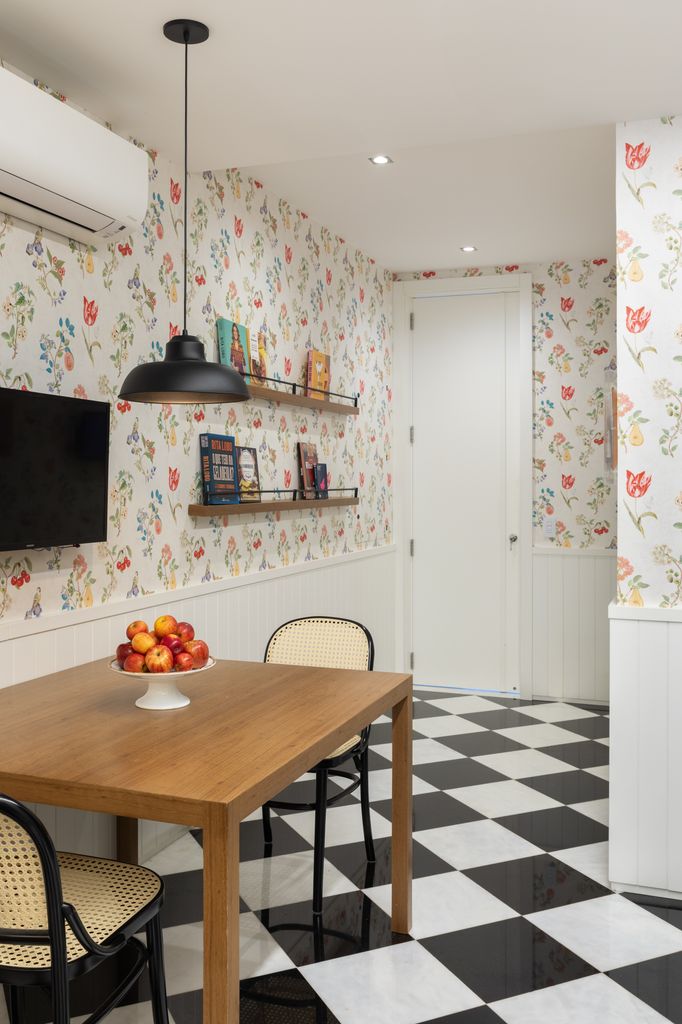 Zona de comedor en la cocina con papel pintado en las paredes