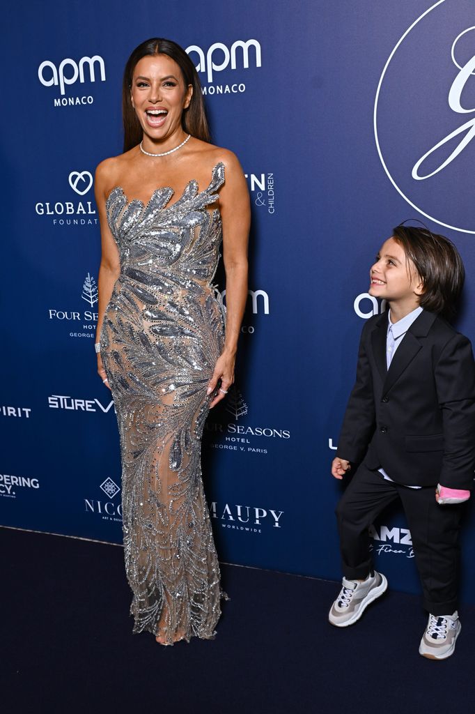 Eva Longoria con su hijo Santi en la "Global Gift Gala" en Paris el 5 de octubre de 2024