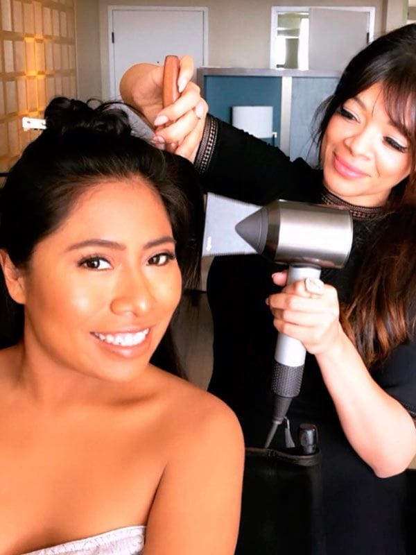 Estilista de Yalitza Aparicio seca su cabello