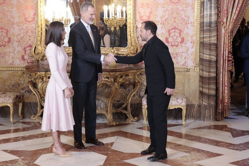 Los reyes Felipe y Letizia con Ángel Martín 