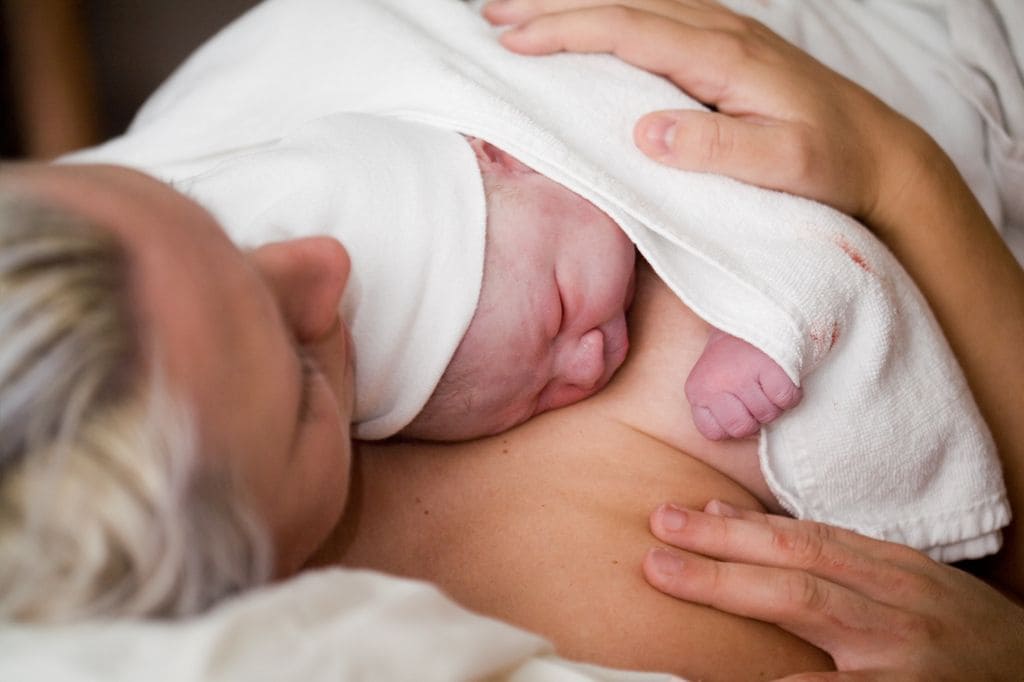 Madre con su bebé en el pecho recién nacido