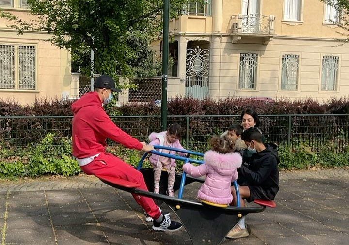 Georgina Rodríguez y Cristiano Ronaldo con sus hijos