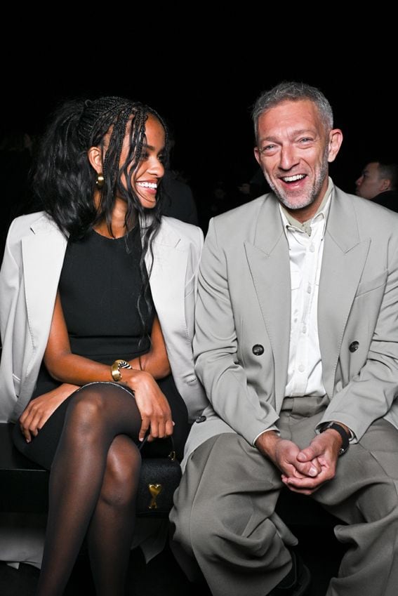 Vincent Cassel con su novia Narah Baptista en la semana de la moda de París