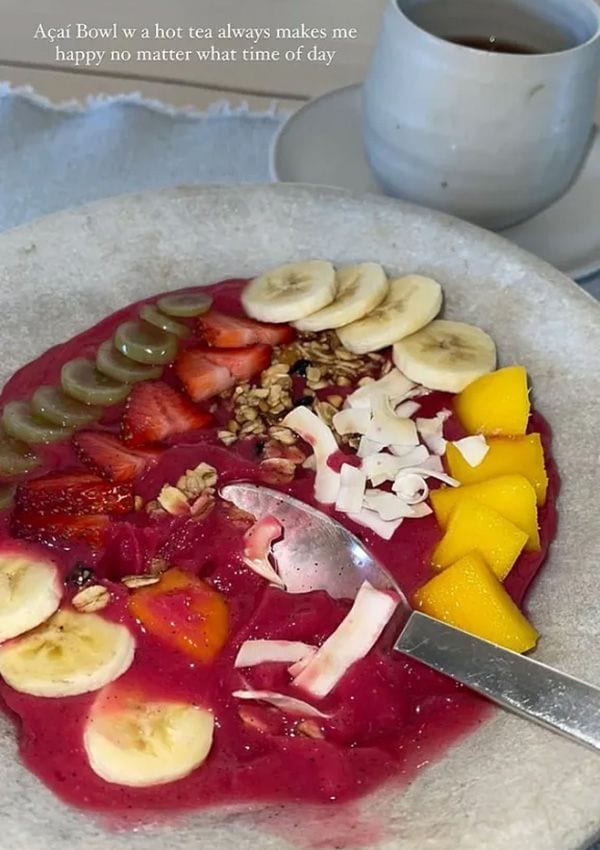 El desayuno de Kim Kardashian: açai bowl con fruta y té caliente