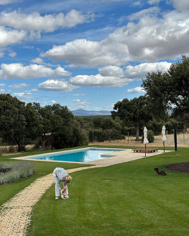 El idílico fin de semana de Isabelle Junot y su familia en el campo