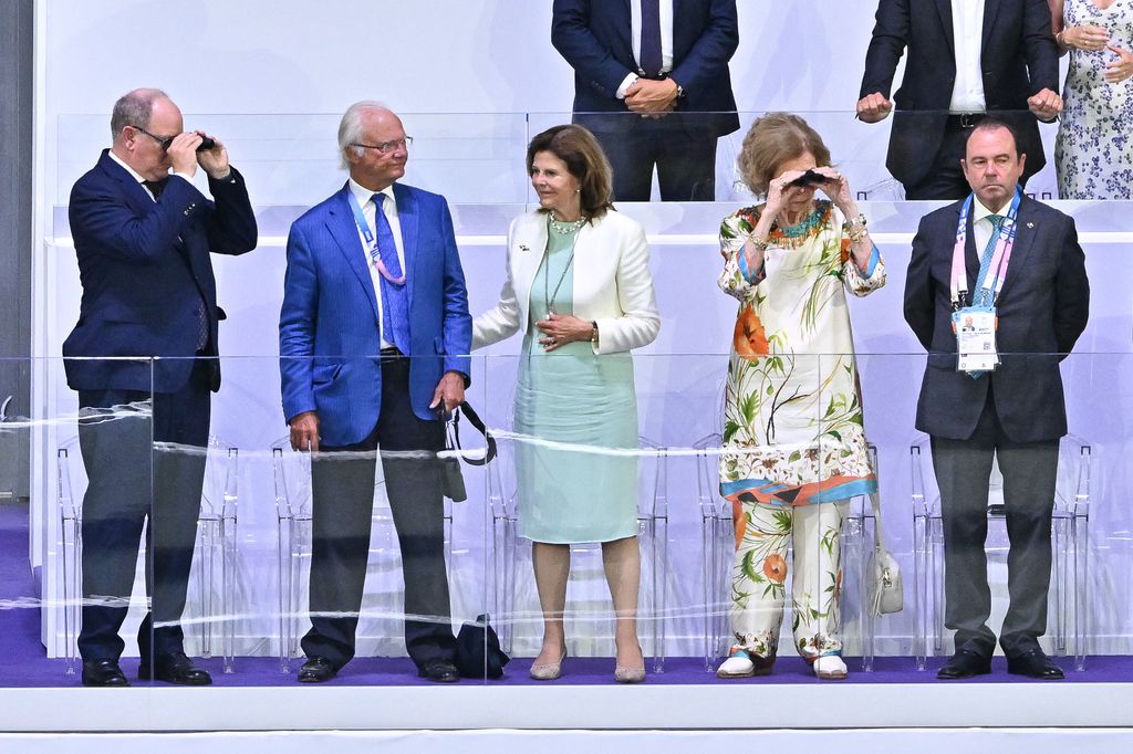 La reina Sofía seguía la ceremonia de clausura con sus prismáticos