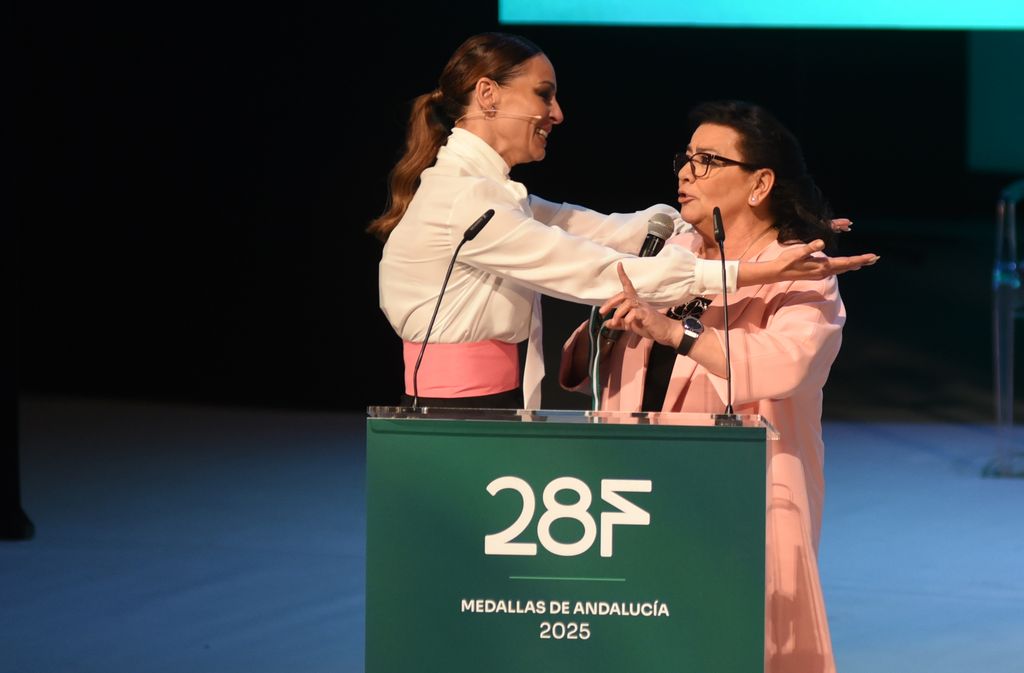 María del Monte recoge la Medalla de Andalucía de manos de Eva González