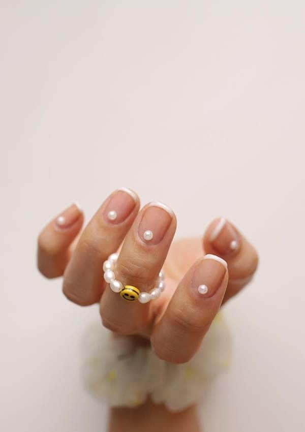 manicura minimalista perlas