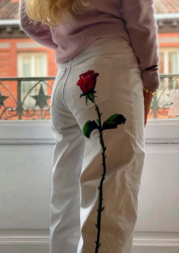 pantalones blancos rosa bordada