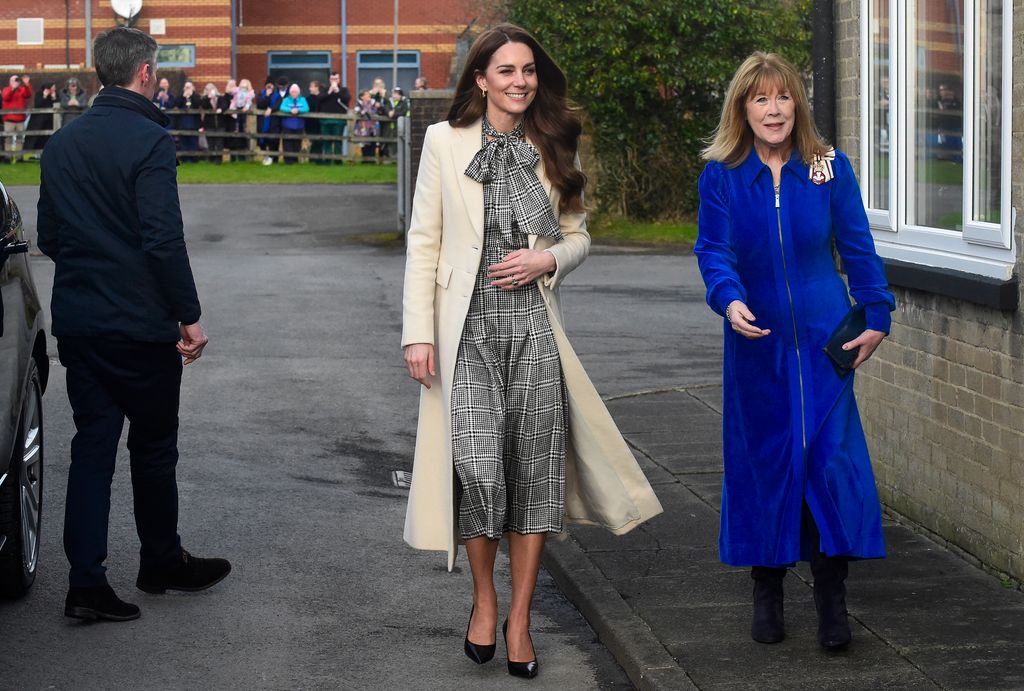 Kate Middleton visitas por Gales