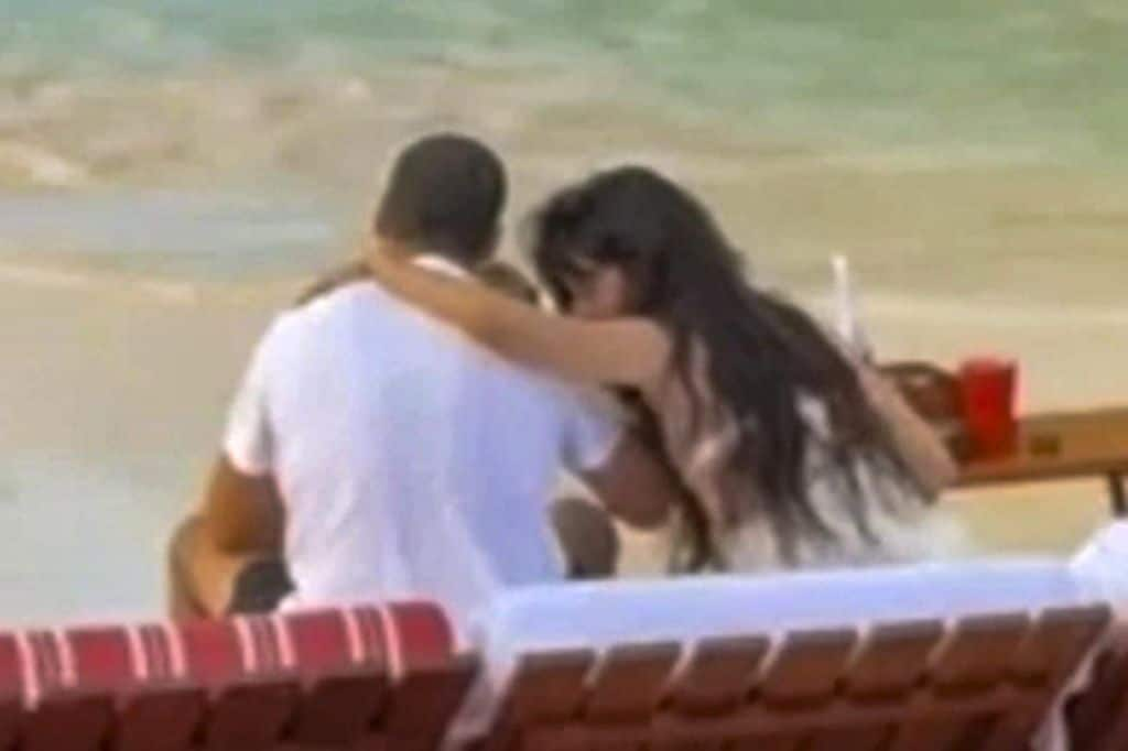 La pareja fue captada sosteniendo una íntima charla frente al mar.