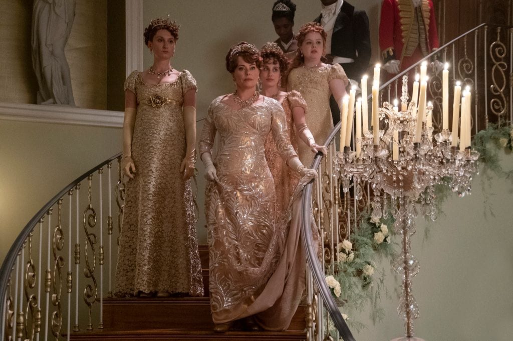 Bridgerton. (De izquierda a derecha) Bessie Carter como Prudence Featherington, Polly Walker como Lady Portia Featherington, Harriet Cains como Philipa Featherington, Nicola Coughlan como Penelope Featherington en el episodio 201 de Bridgerton. Cr. Liam Daniel/Netflix Â© 2022