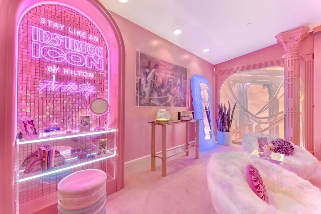 La suite, con un tocador, sofás de pelo, luces de neón, todo al más puro estilo Paris Hilton