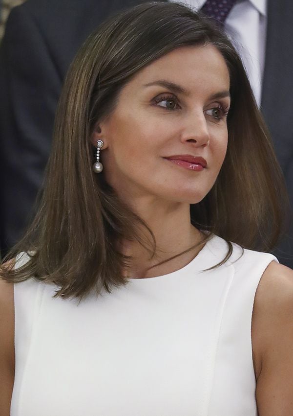 reina letizia look perlas