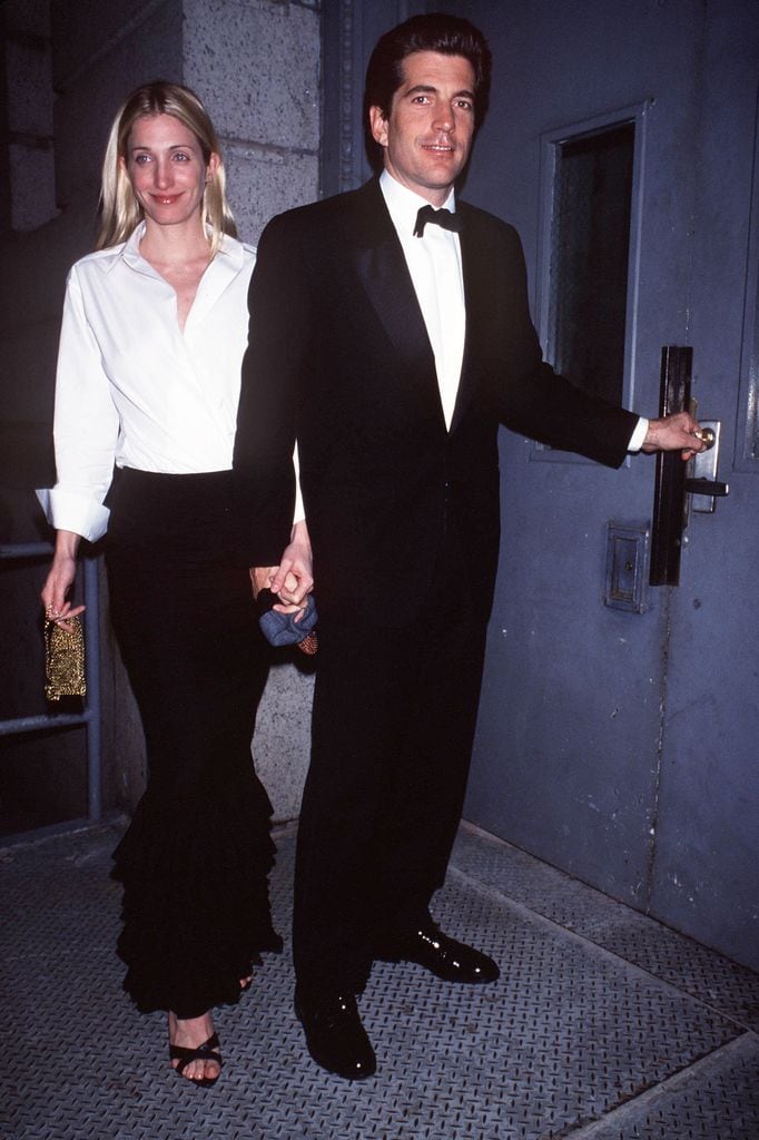 Carolyn Bessette y John F. Kennedy Jr. regresando a su apartamento en marzo de 1999