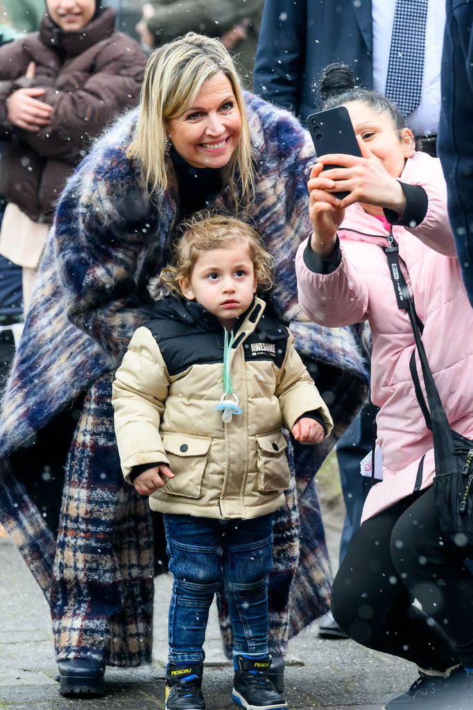 La reina Máxima con abrigo de cuadros y diamantes