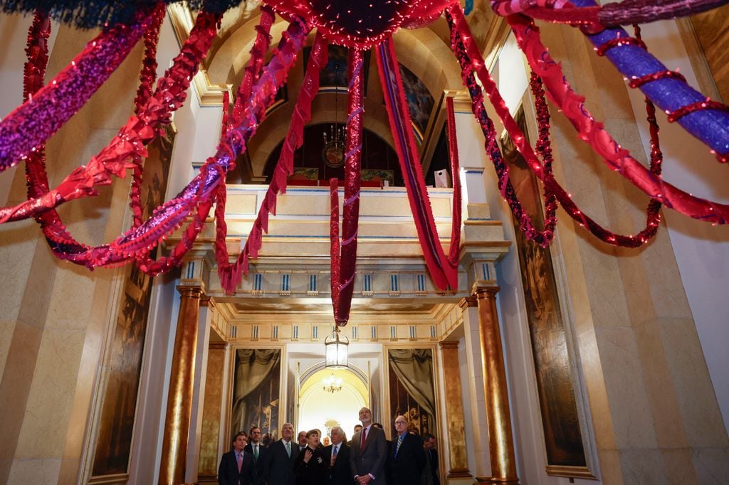 El rey Felipe VI asiste a la inauguración de la muestra 'Flamboyant. Joana Vasconcelos en el Palacio de Liria'