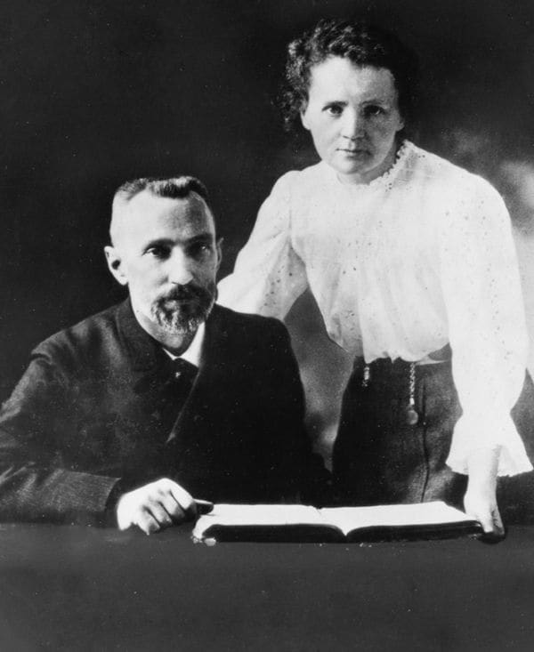 En la imagen, Pierre y Marie Curie. Su amor por la ciencia les unió y juntos alcanzaron la gloria, no sólo profesional sino también en su vida personal 