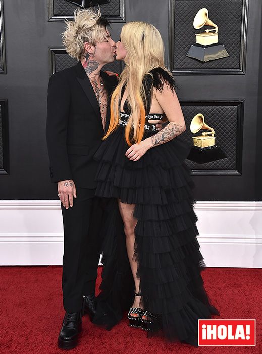 avril lavigne y mod sun en la alfombra roja de los grammy