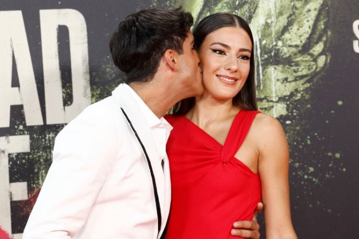 Óscar Casas besa a Candela González en la premiere de 'La soledad tiene alas'