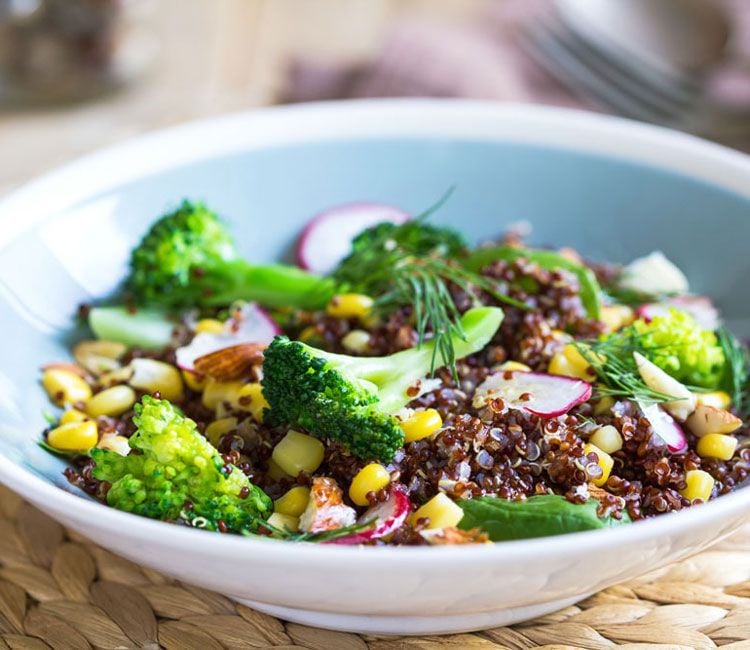 Ensalada de quinoa rojo con brócoli y otros vegetales