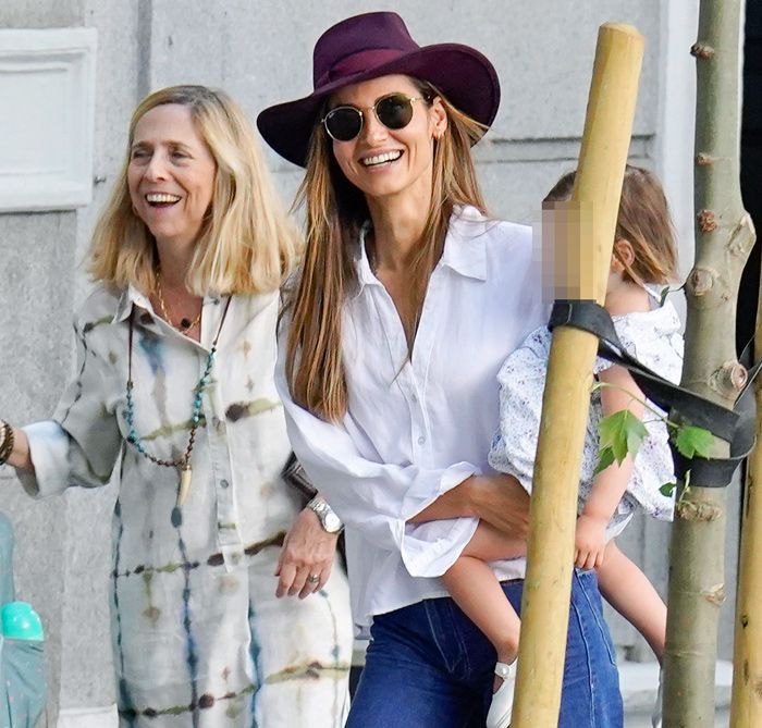 Ariadne Artiles y José María García Fraile con sus hijas por Madrid