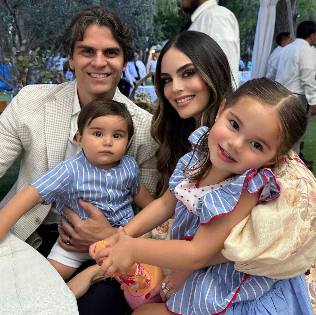 Ximena Navarrete, Juan Carlos Valladares y sus hijos