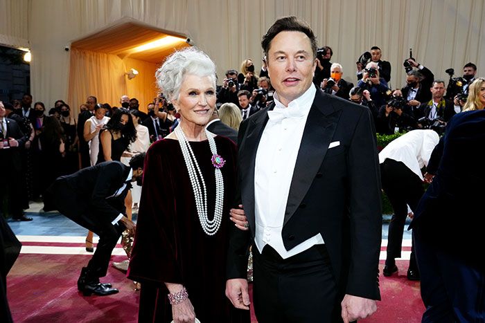 Elon Musk junto a su madre Maye Musk