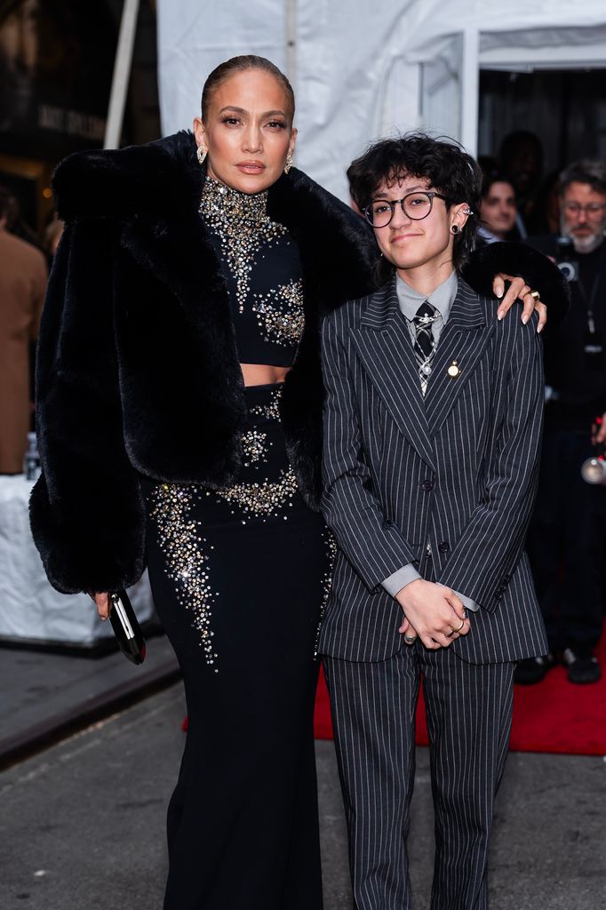 Jennifer Lopez y Emme Muñiz acuden al estreno de "Othello" en el Barrymore Theater en Midtown, el 23 de marzo de 2025.