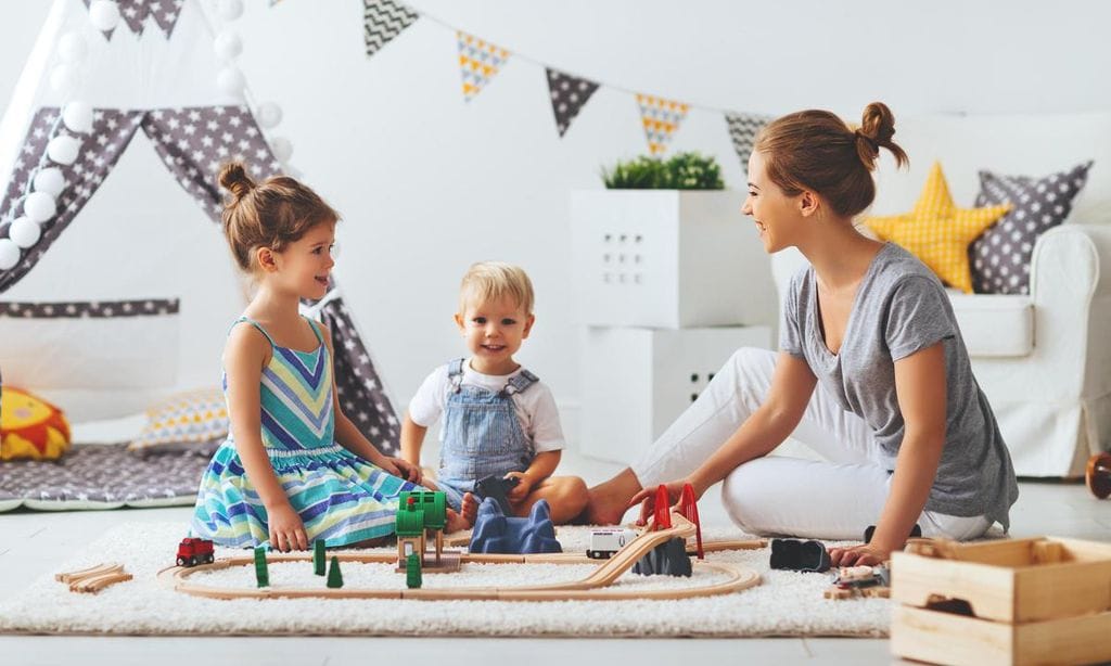 mam jugando con sus hijos