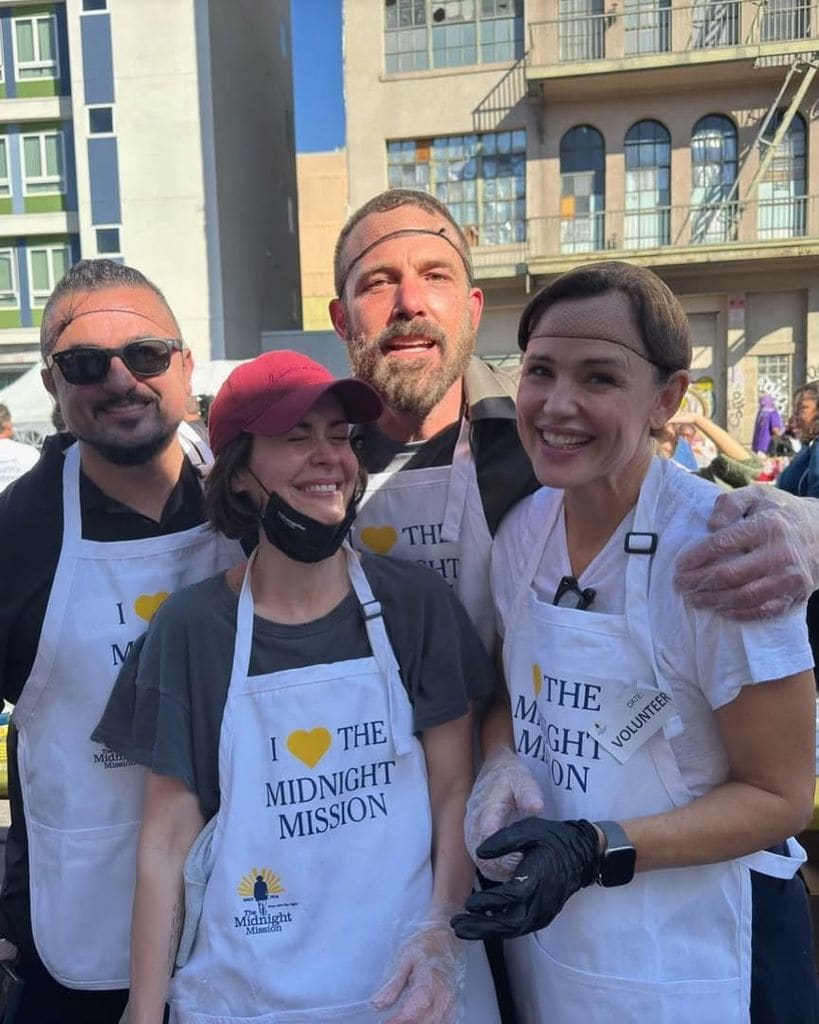 La actriz Sarah Paulson te unió a Ben Aflleck y Jennifer Garner en su labor de Día de Gracias.