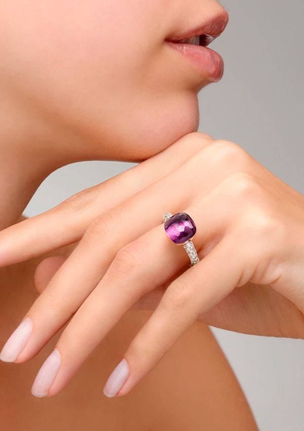 Anillos de compromiso el color como tendencia en disenos de lujo