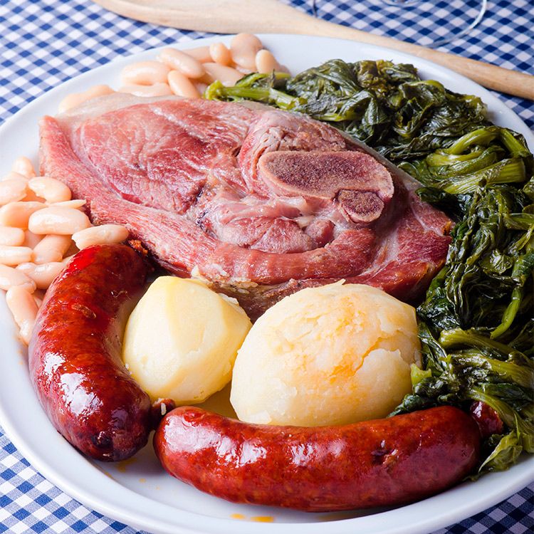 Plato de lacón con grelos, patata y chorizo