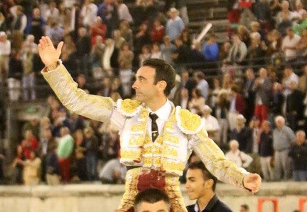 Salió a hombros por la conocida como Puerta de los Cónsules de la plaza de Nimes
