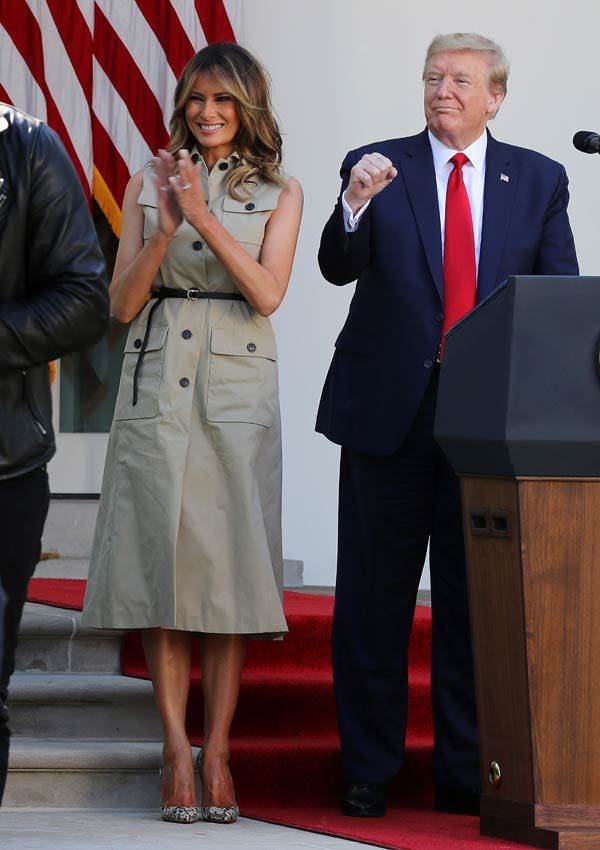 Melania Trump con vestido-gabardina