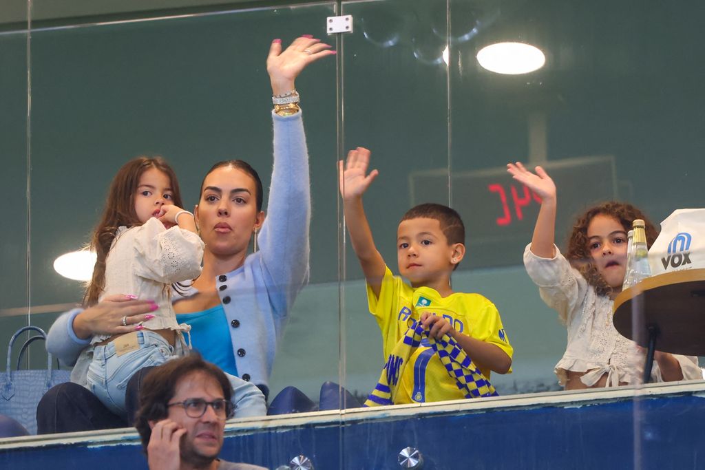 Georgina Rodríguez con tres de sus hijos en una foto de diciembre del año pasado.