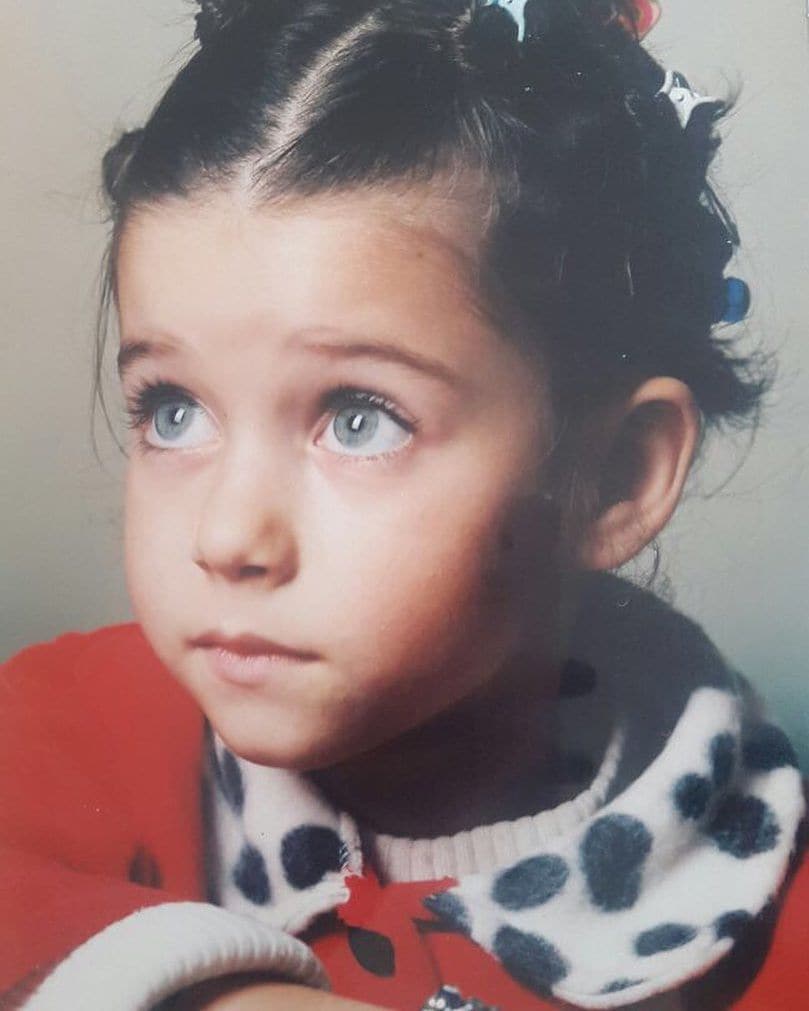 Afra Saraçoğlu, al igual que su personaje en 'Nueva nueva vida', no ha tenido una infancia fácil