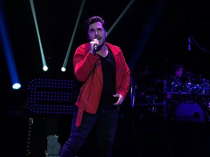 David Bustamante se declara a Yana Olina en pleno concierto