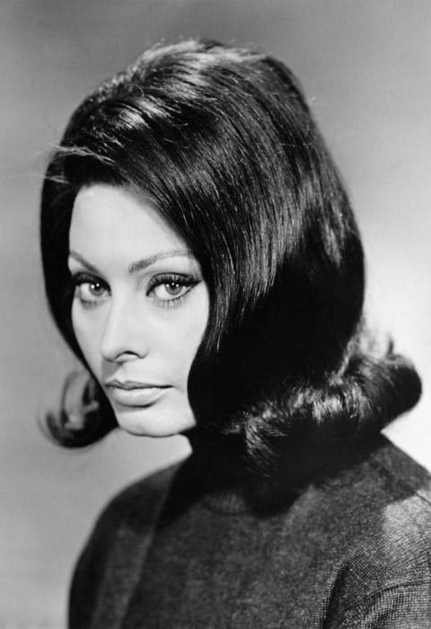 Sofia Loren en una imagen de los años 50, con mirada felina que cede el protagonismo a las pestañas, y fino trazo de lápiz en el párpado inferior, enmarcando casi completamente el ojo con kohl.
