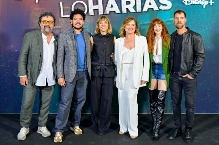 Ana Polvorosa y Michelle Jenner con el reparto de la serie  Tú también lo harías