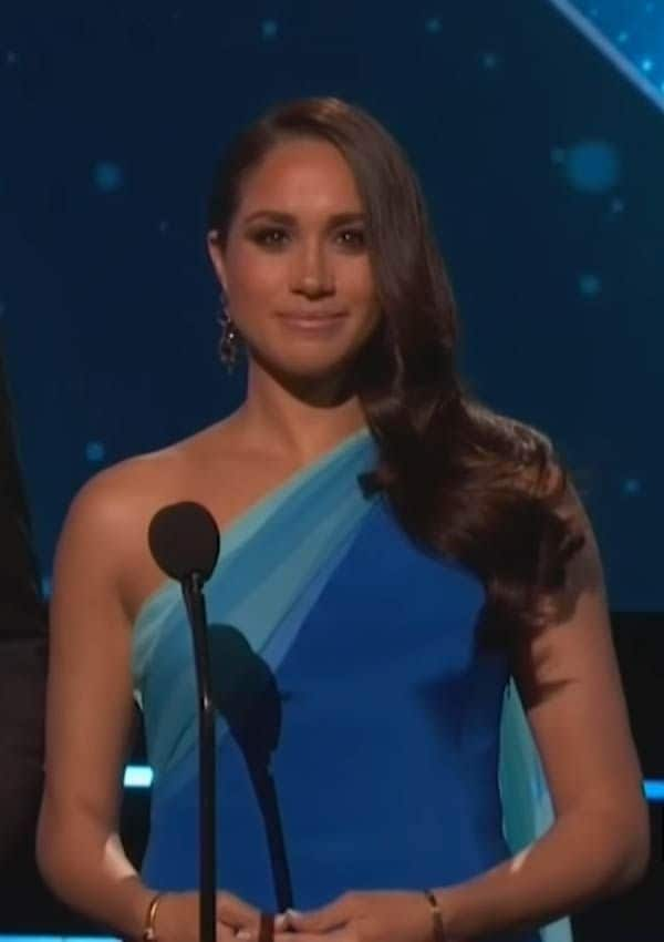 Meghan Markle con vestido azul en los NAACP Image Awards Honor