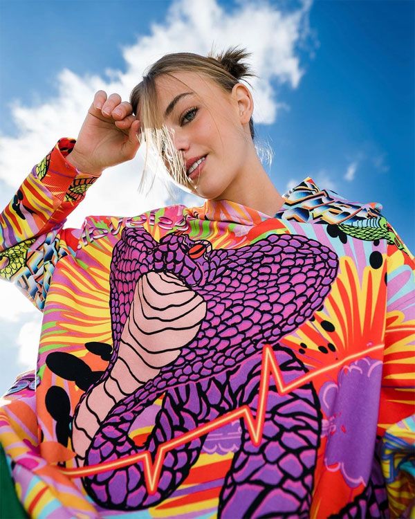 Mia Regan viste una sudadera de Desigual x María Escoté