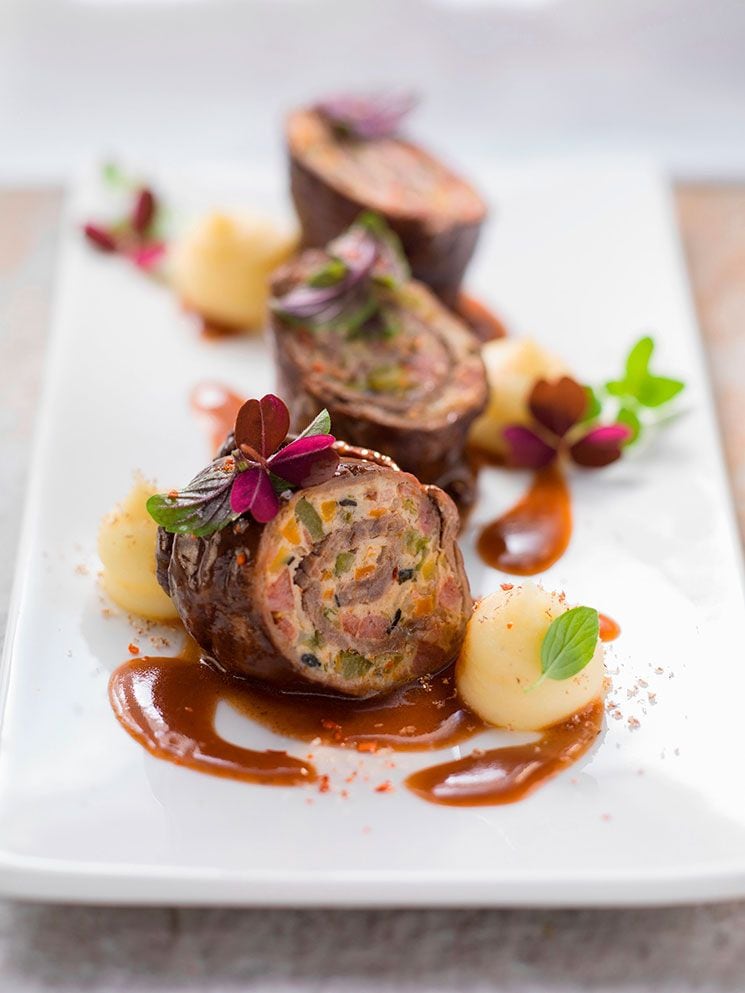 Ternera rellena con puré de patatas y jugo de carne