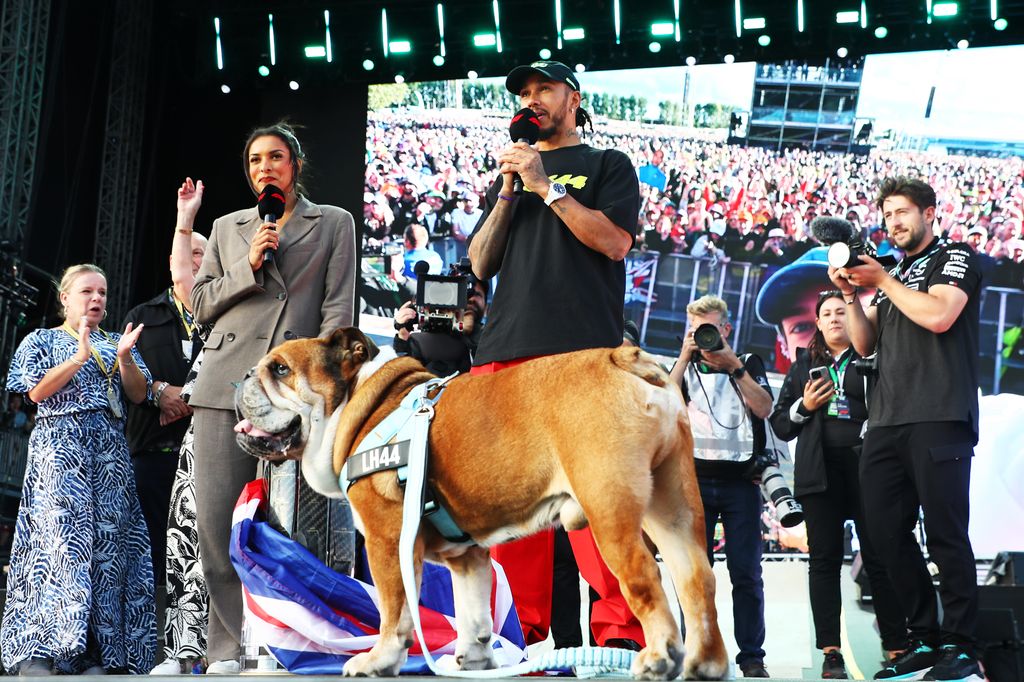 Lewis Hamilton celebra su victoria en el Gran Premio de Gran Bretaña en Silverstone el 7 de julio de 2024 con su perro en el escenario