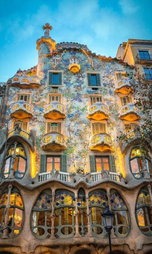 Fachada de la Casa Batlló al atardecer.