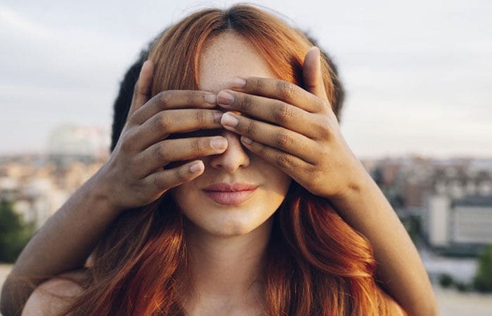 Chica con los ojos tapados