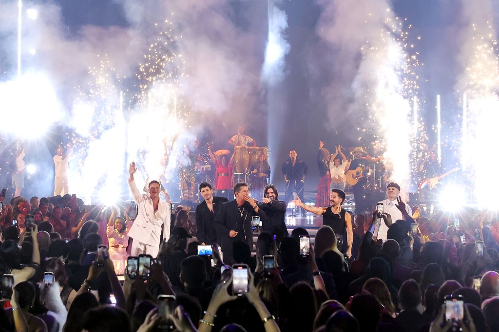 Silvestre Dangond, Sebastián Yatra, Carlos Vives, Juanes, y Camilo actuaron en la gala de los Grammy Latinos 2024 en Miami