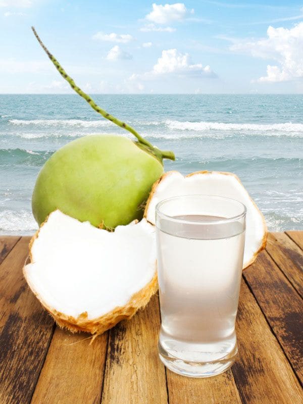 Agua de coco en la playa