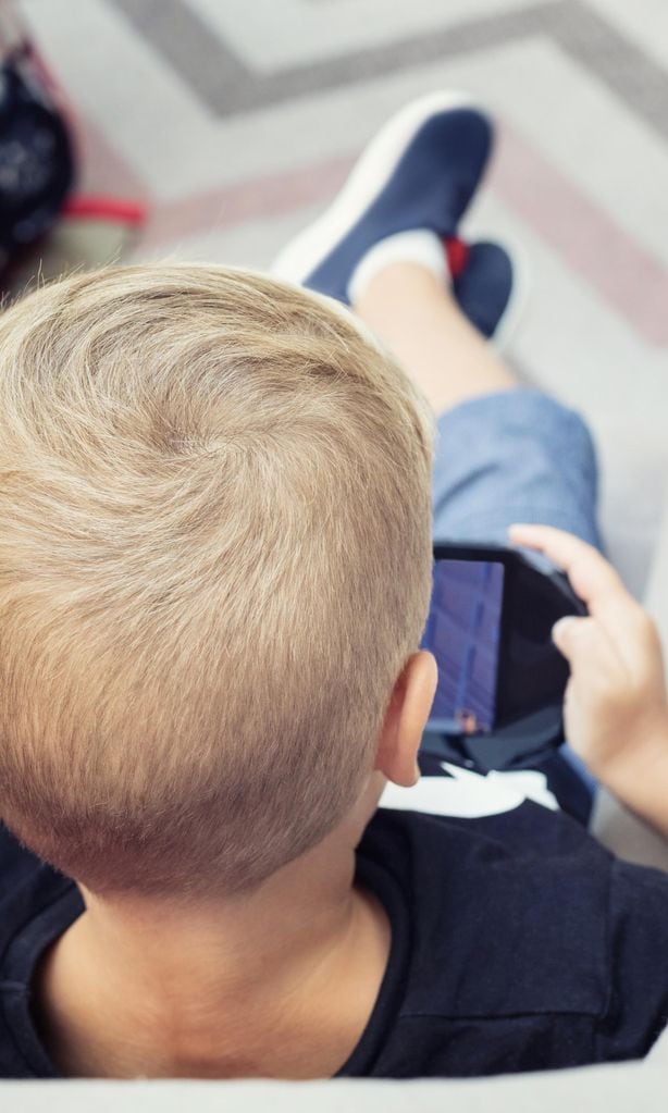 Niño jugando a videojuegos