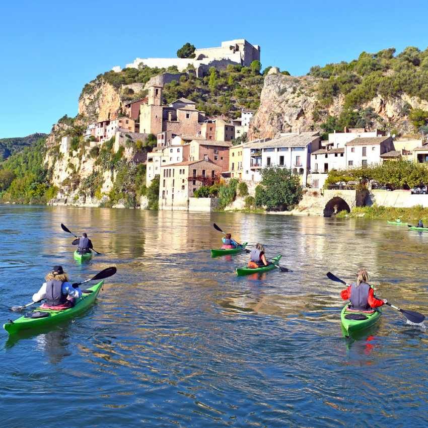 kayak junto al bonito pueblo de miravet tarragona